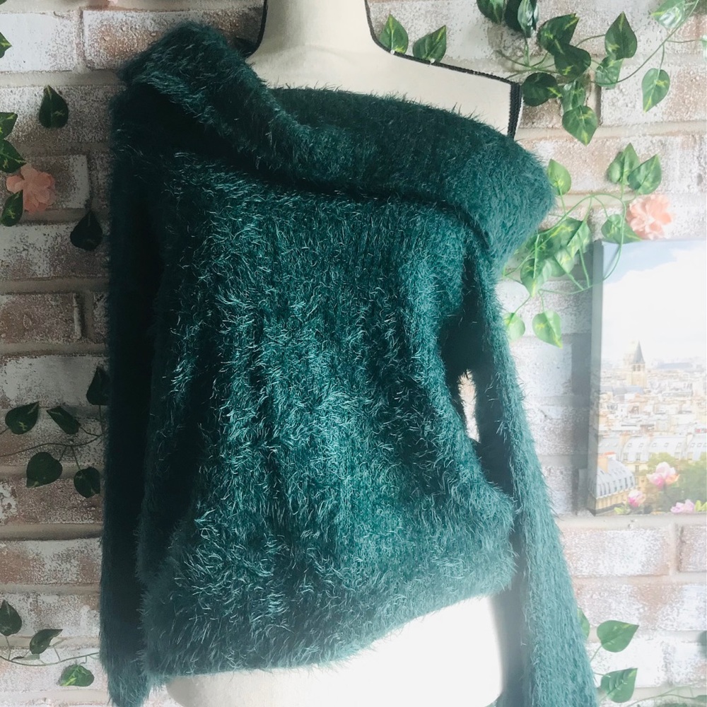 Black Friday sale $15| New Luxurious green off shoulder sweater!